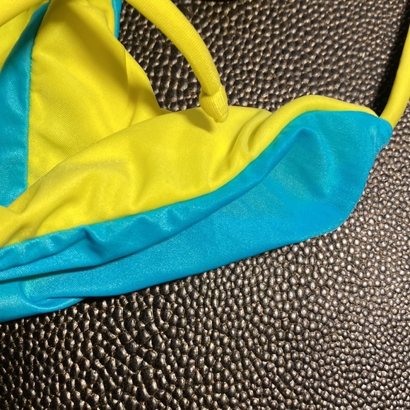 Bikini top, double face, size small. Yellow and turquoise. - Picture 3 of 3